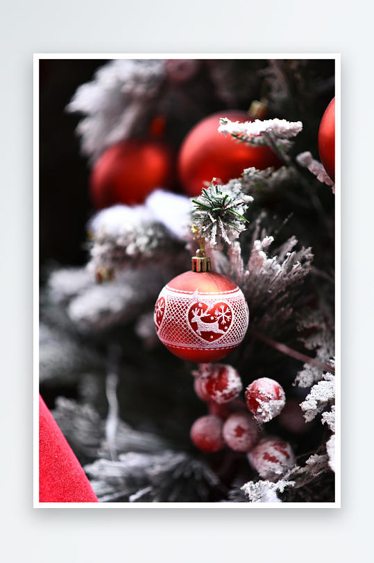 圣诞树上的红色装饰球-众图网