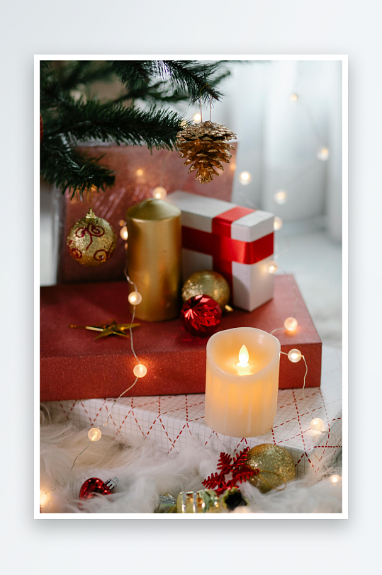 圣诞树下礼物与烛光-众图网