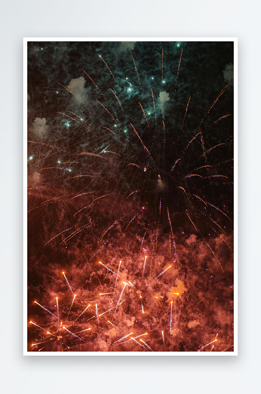 夜空中绚丽多彩的烟花绽放-众图网