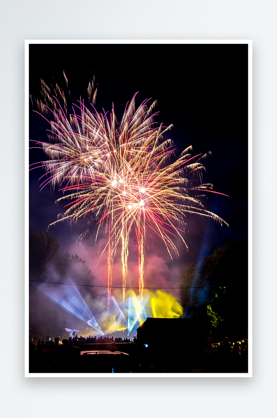 夜空烟花绽放人群观赏-众图网