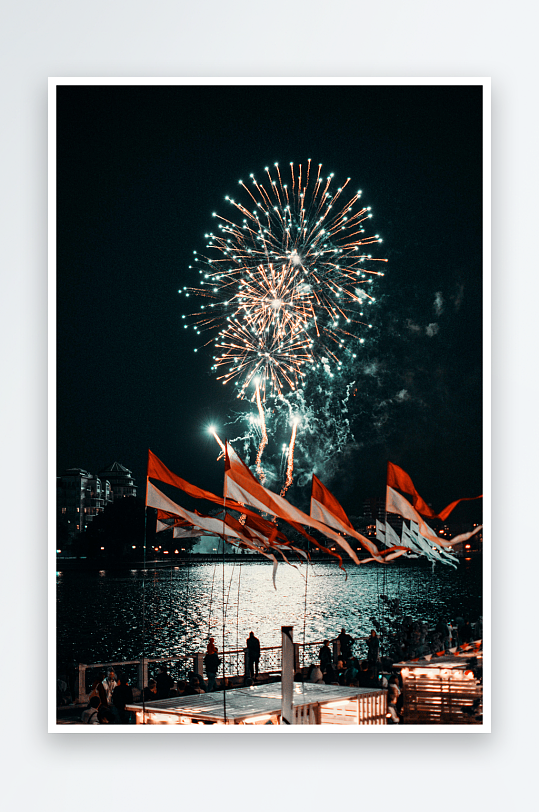 夜空烟花绽放河畔旗帜飘扬-众图网