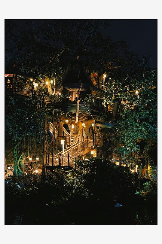 夜色树屋灯光璀璨-众图网