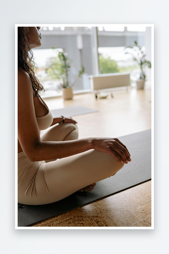 女子室内瑜伽冥想-众图网