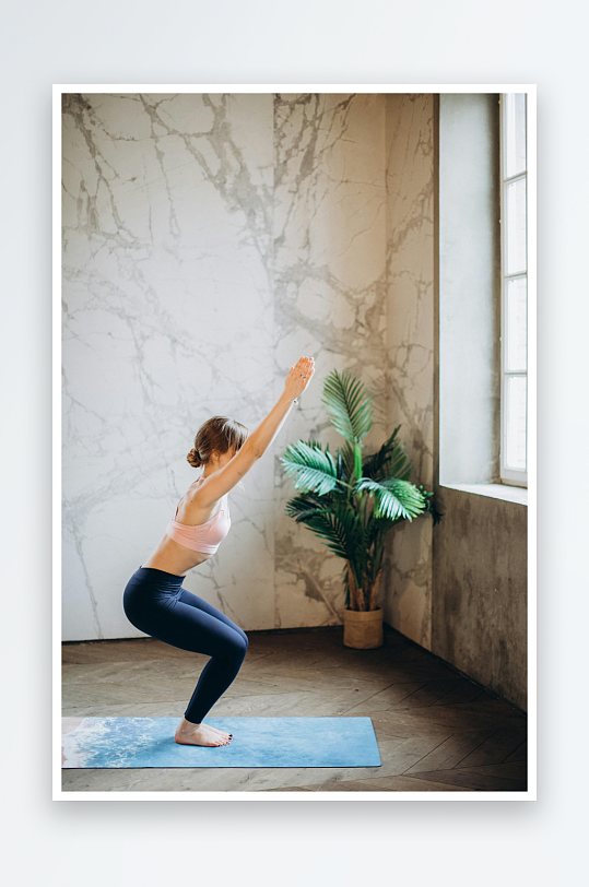 女子室内瑜伽练习-众图网