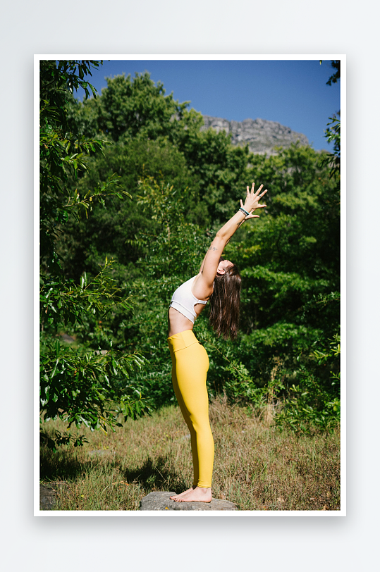 女子户外瑜伽姿势优雅-众图网