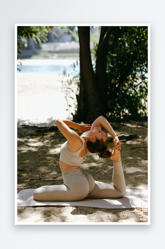 女子户外瑜伽姿势展示-众图网