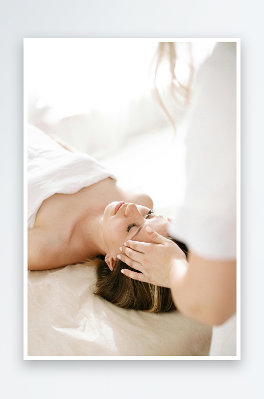女子接受面部按摩放松-众图网