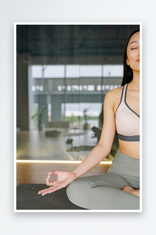 女子瑜伽冥想静心-众图网
