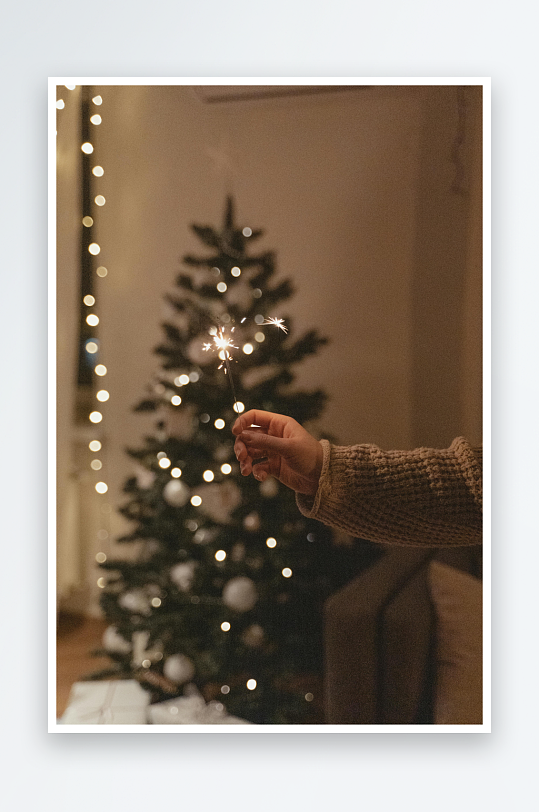 手持烟花烛光圣诞树-众图网