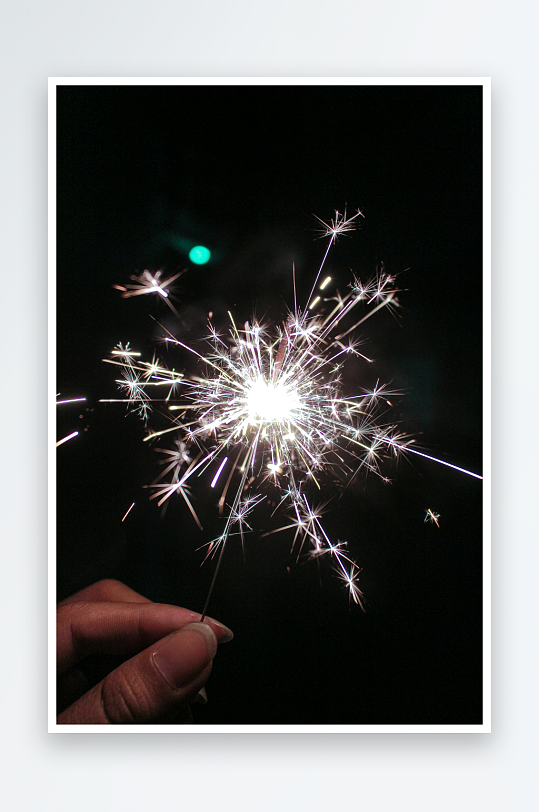 手持烟花绽放夜空-众图网