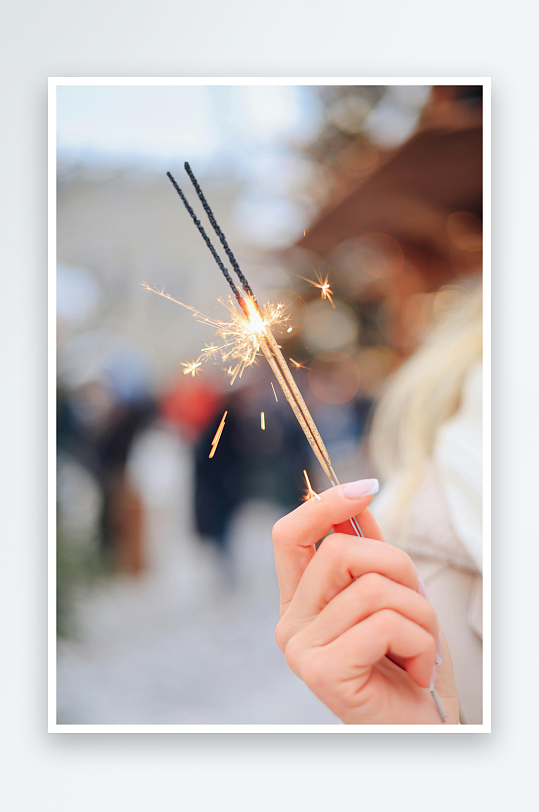 手持烟花绽放瞬间-众图网