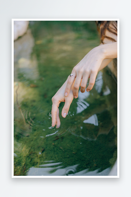 手触水面泛起涟漪-众图网