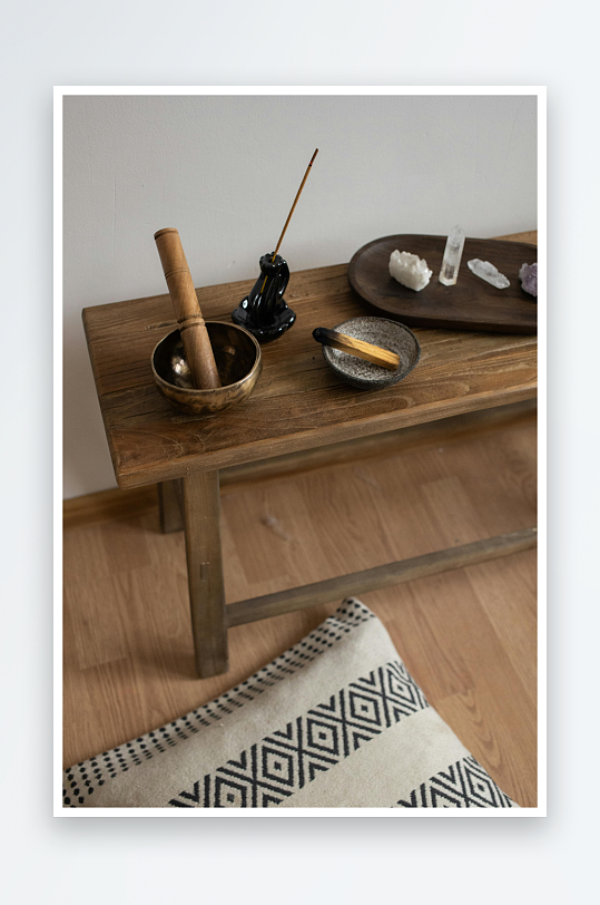 木质桌上的静物摆设-众图网