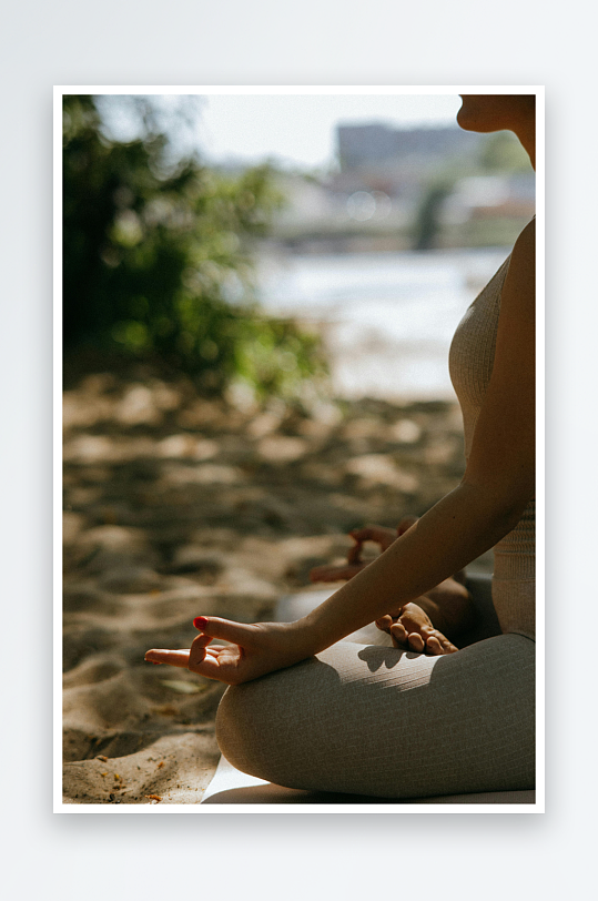 沙滩冥想静心照片-众图网