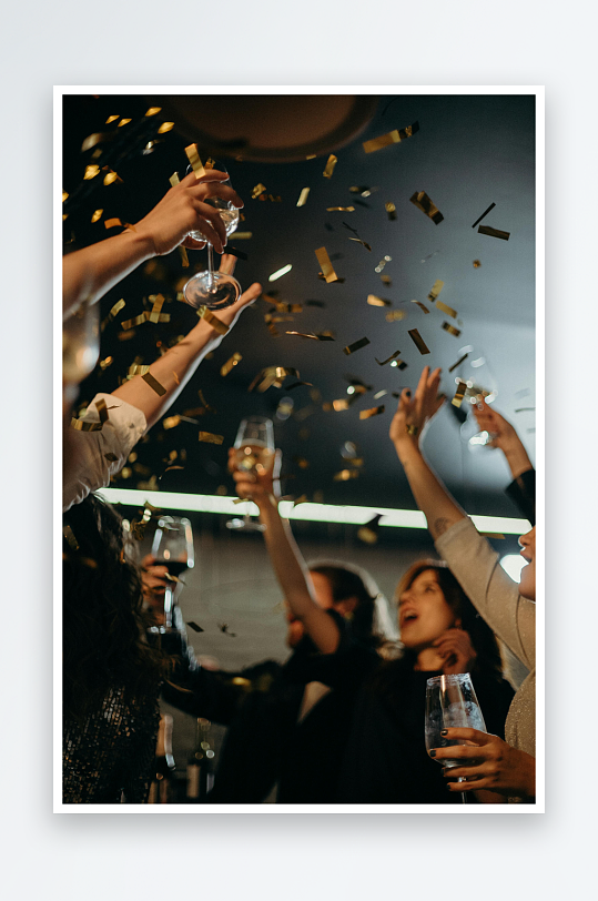 派对欢庆抛洒金色纸屑-众图网