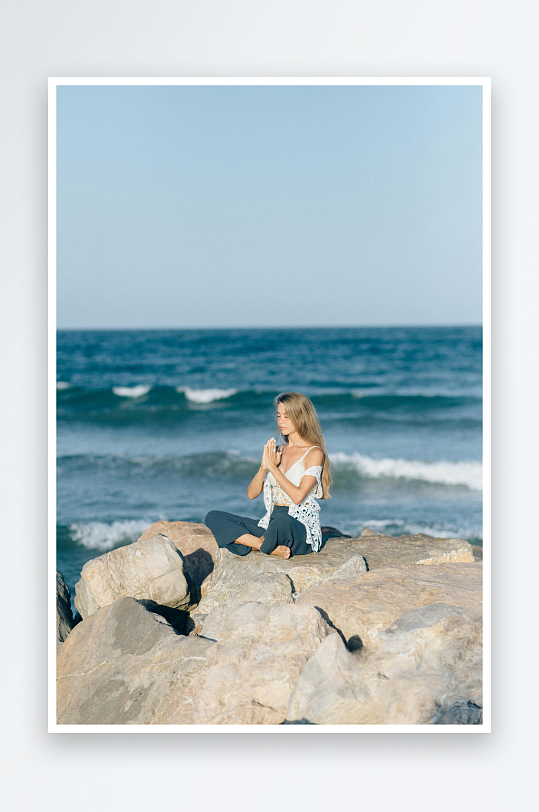 海边岩石上冥想的女子-众图网