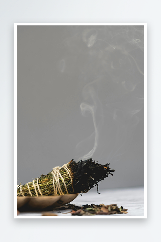 燃烧的草药烟雾缭绕-众图网
