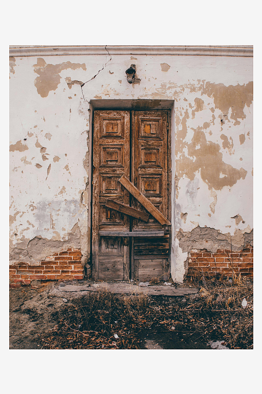 破旧墙面木门杂草丛生-众图网