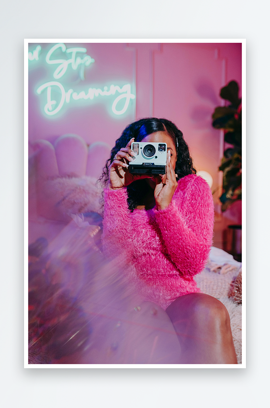 粉色毛衣女子手持拍立得拍照-众图网