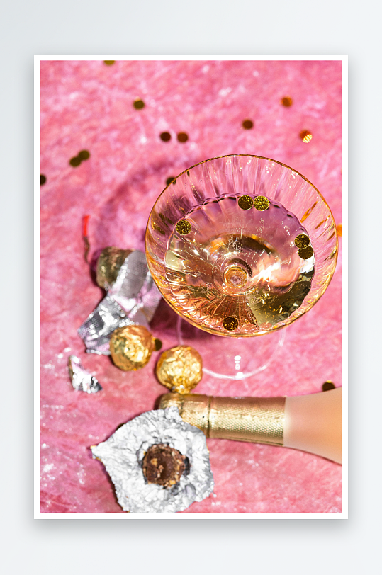 粉色背景下的香槟与巧克力-众图网