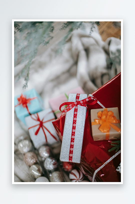 节日礼物盒与装饰球-众图网