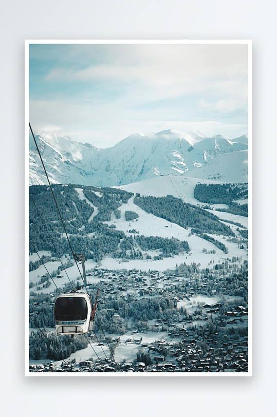 雪山缆车俯瞰雪村美景-众图网