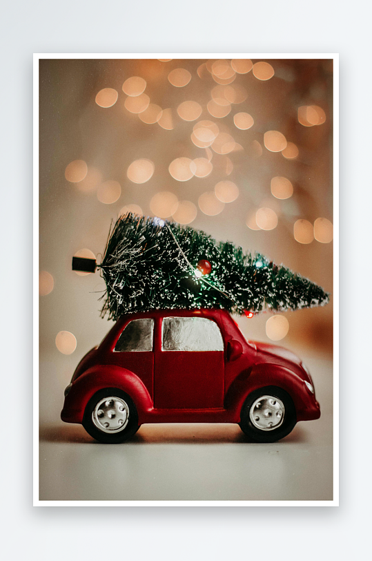 红色小车载圣诞树温馨节日场景-众图网
