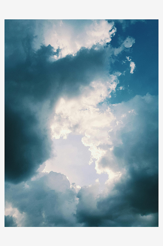 蓝天白云光影交错壮观景象-众图网