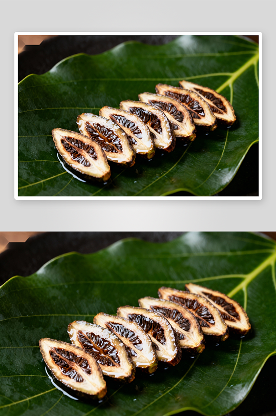 切片果实摆放在绿叶上-众图网