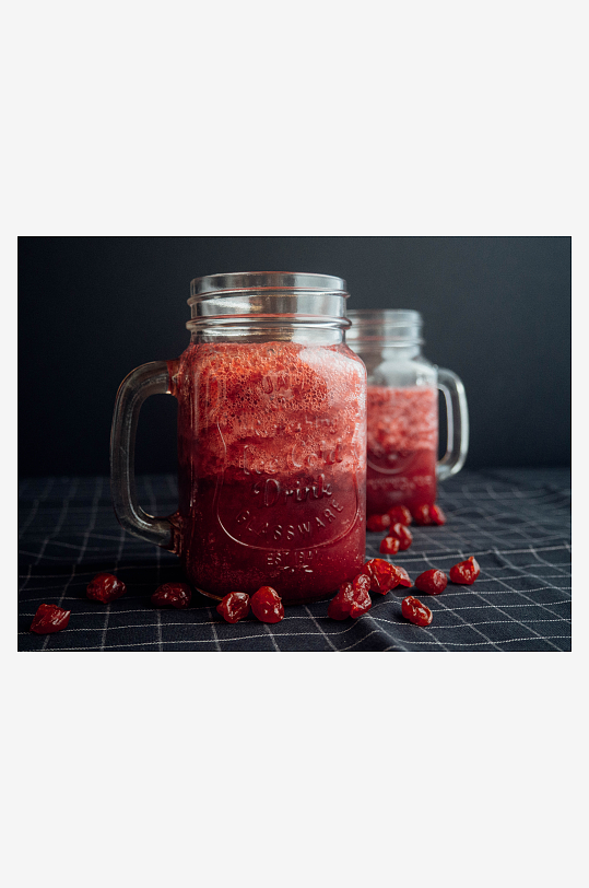 两杯红色饮品与散落果干-众图网