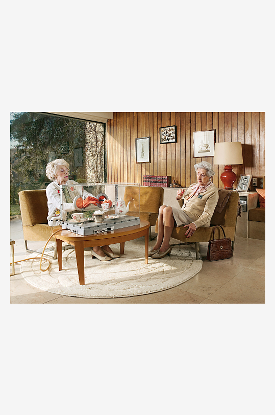 两位老人在客厅用茶具聚会-众图网