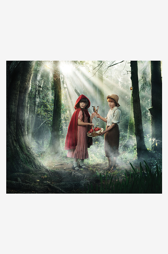 森林中红帽女孩与男孩分享果实-众图网