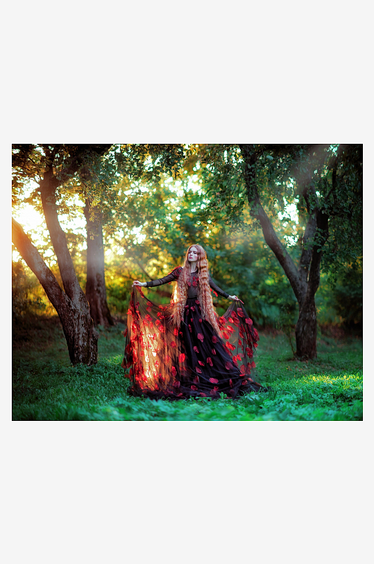 森林中红裙女子优雅伫立-众图网