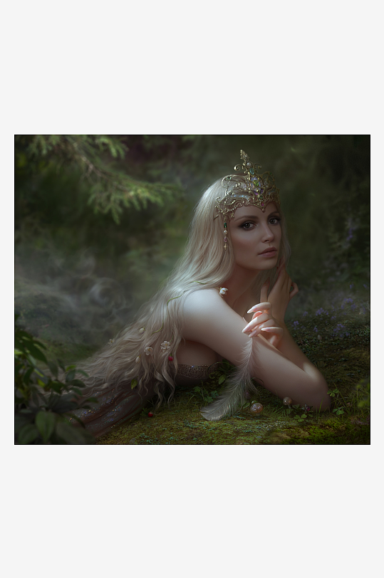 森林仙子静卧草丛中-众图网