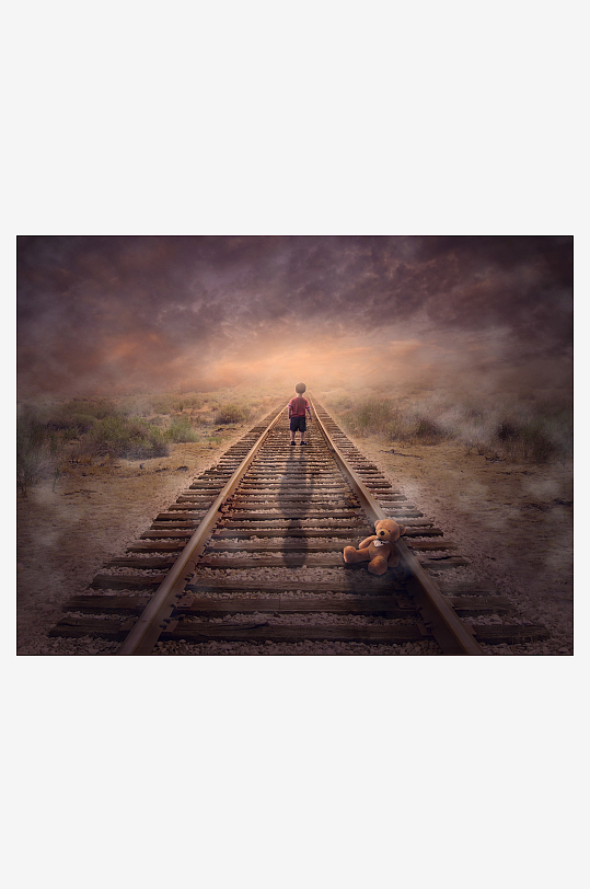 男孩与泰迪熊在铁轨尽头-众图网