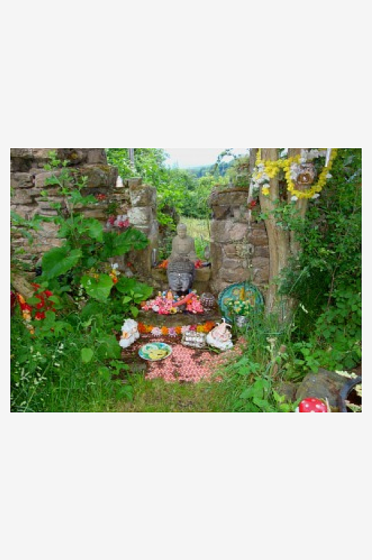 石砌神龛绿植环绕供品摆放-众图网