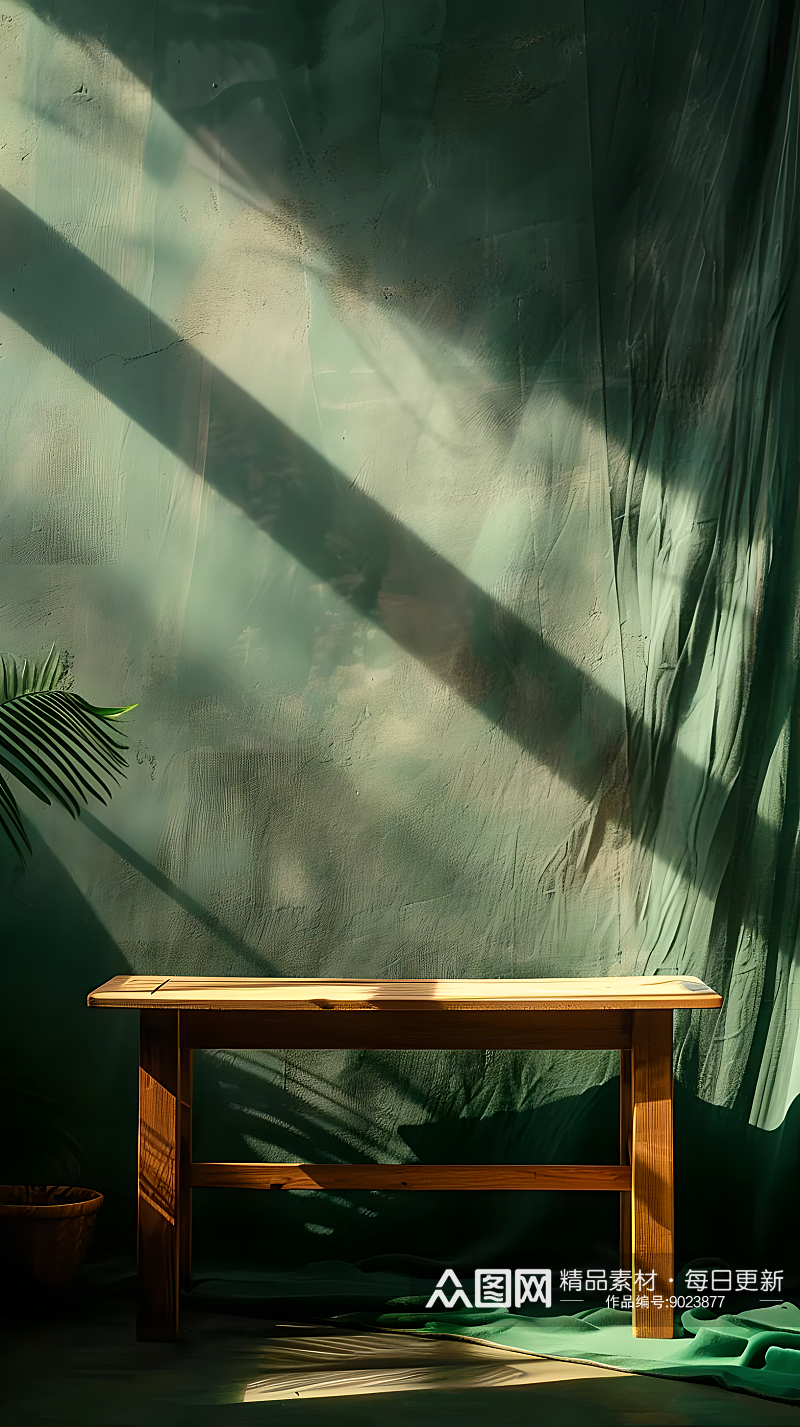 极简舞台风格在绿色布料背景上放着木质桌子素材