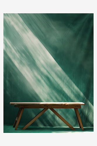 极简舞台风格在绿色布料背景上放着木质桌子
