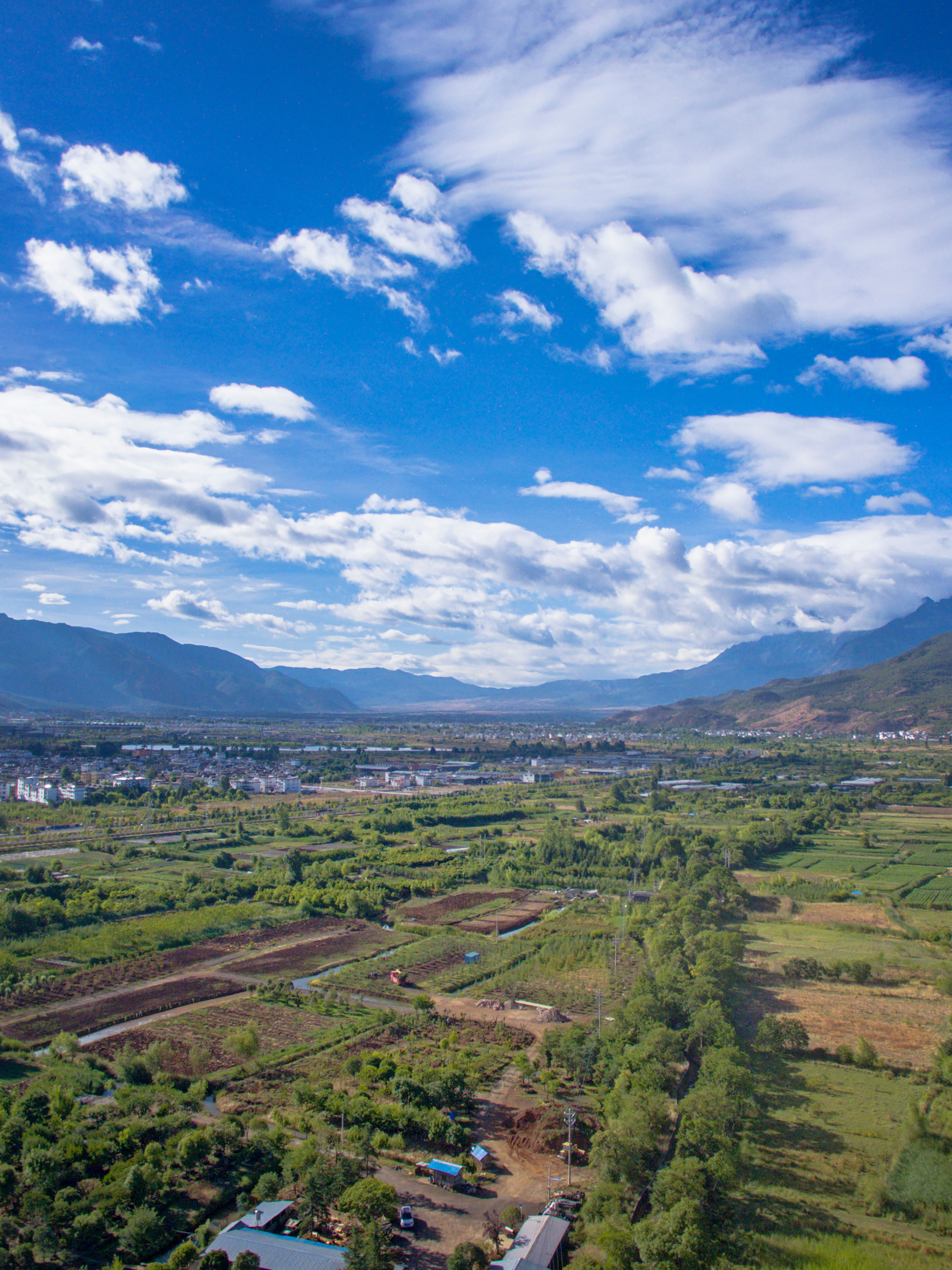 丽江大气田园风光纳西族房屋素材