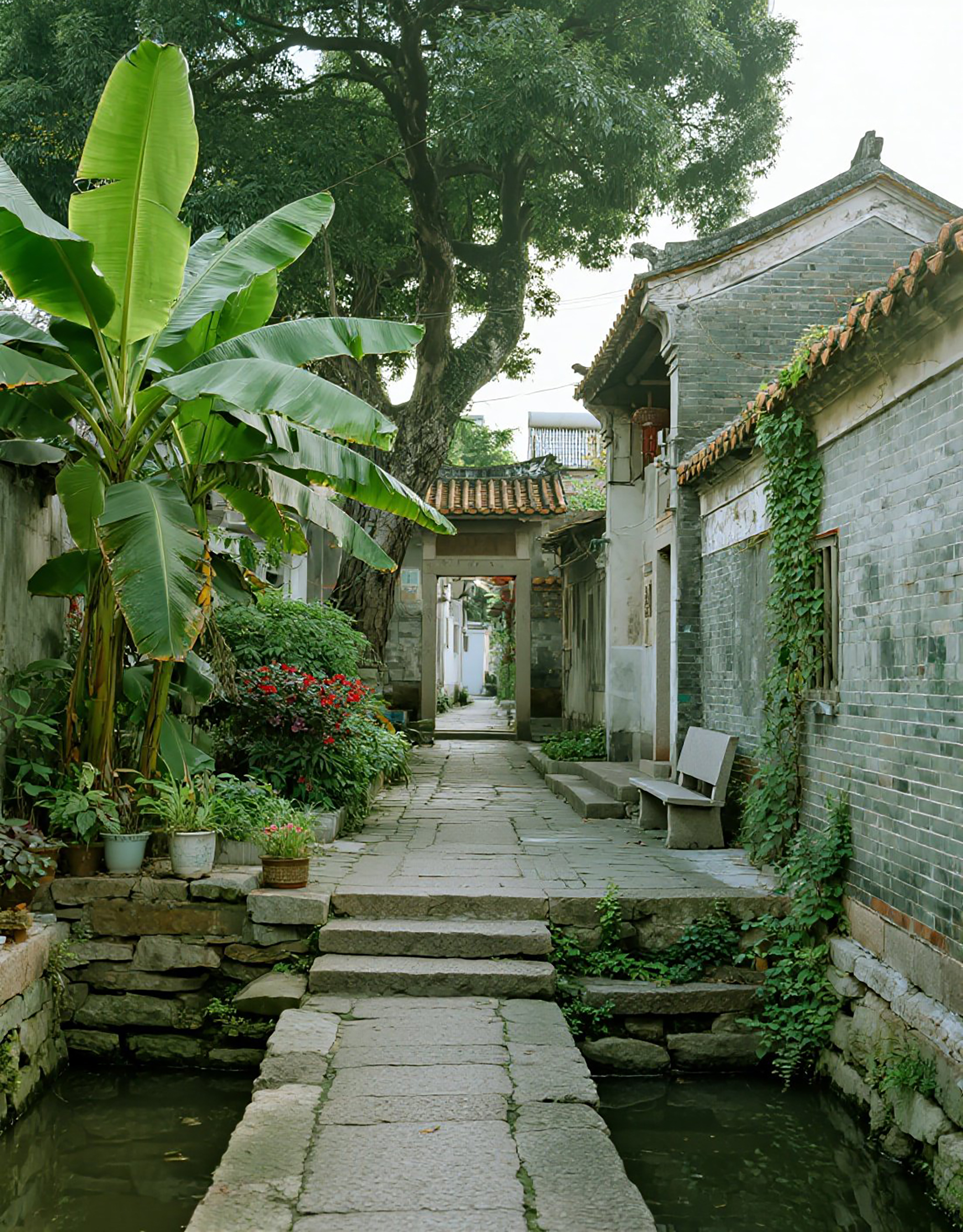岭南古巷两侧青灰色砖石建筑素材