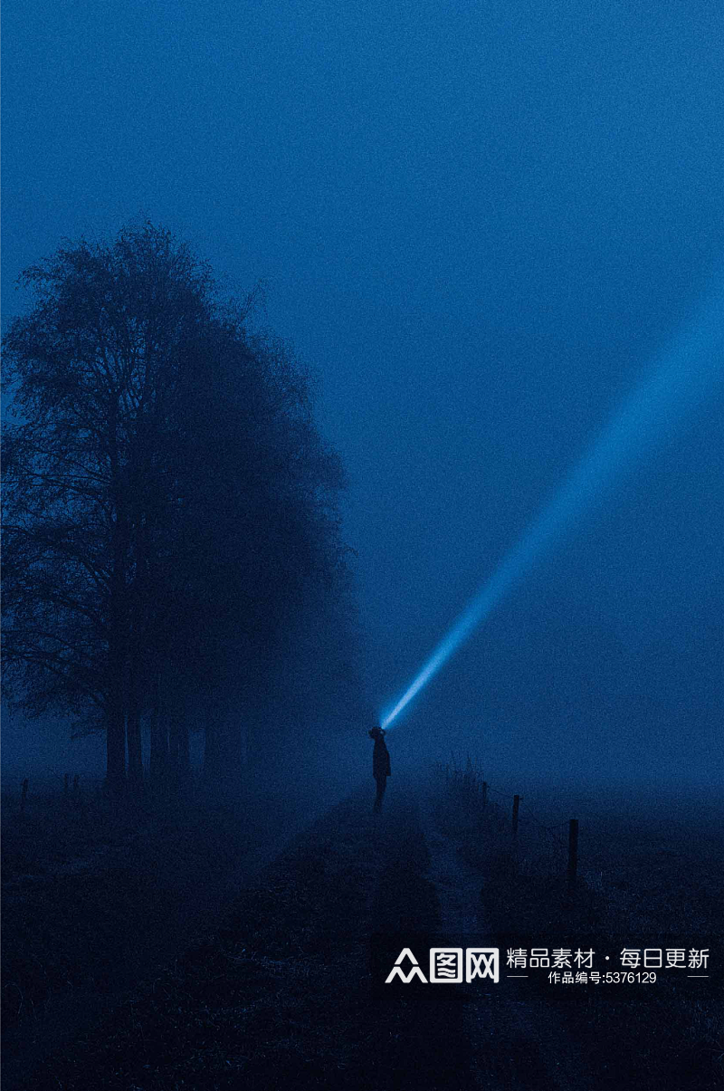 大雾起雾森林摄影图素材