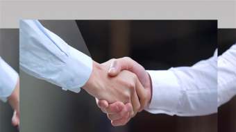 职场合作4K商务男士握手特写镜头实拍视频-众图网