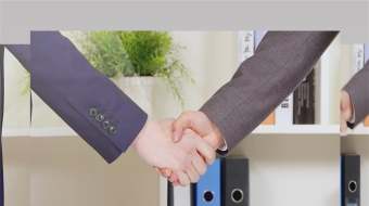 4k商务室内穿西装的人握手慢镜头特写-众图网