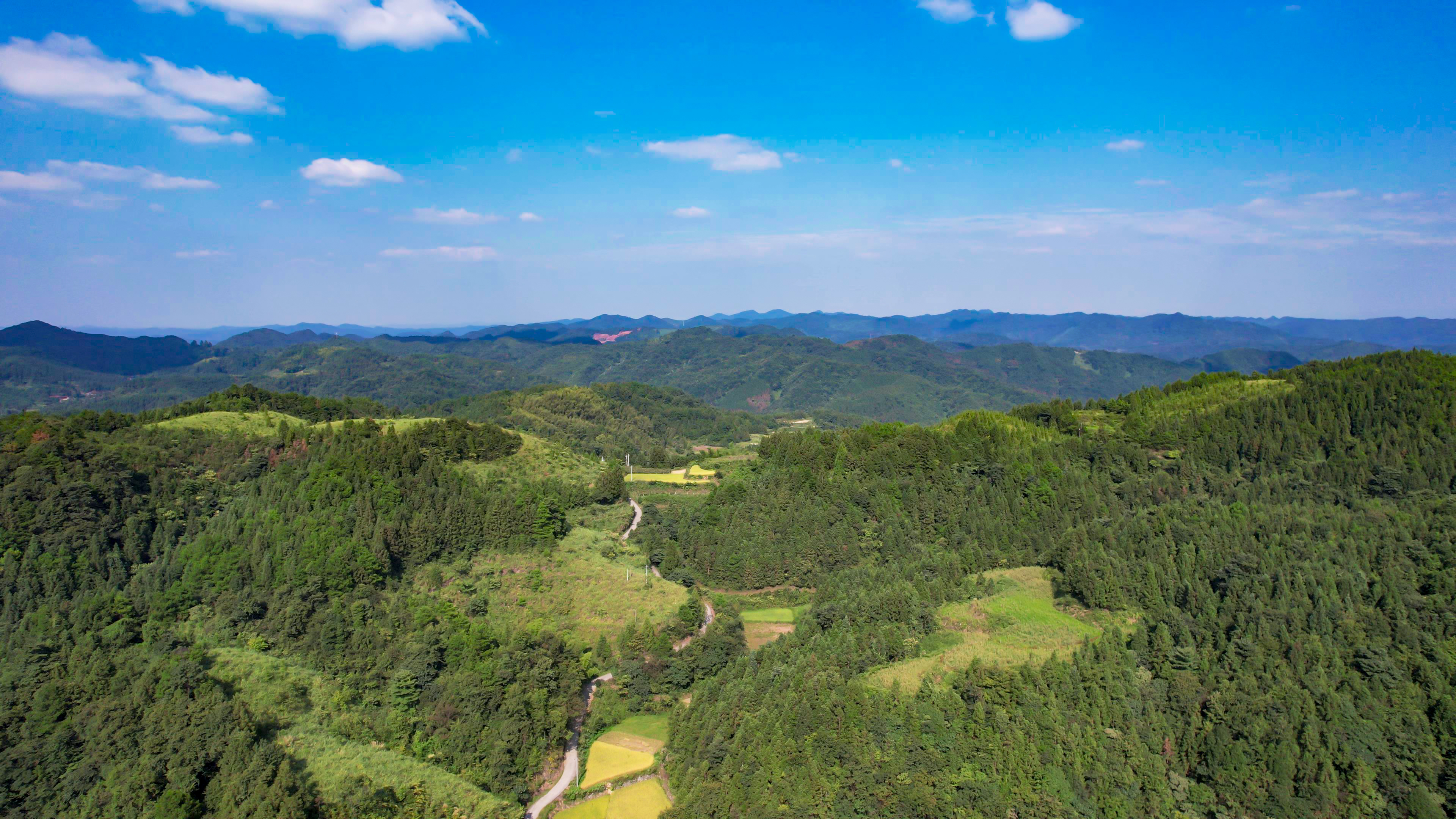 大山中的乡村航拍素材