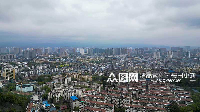 雨季迷雾中的城市航拍素材