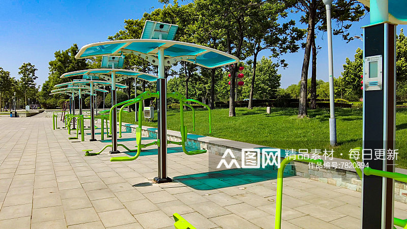 城市公园体育运动健身器材摄影图素材