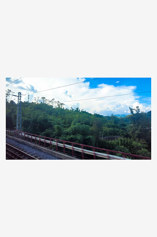 火车黄外蓝天白云风景摄影图