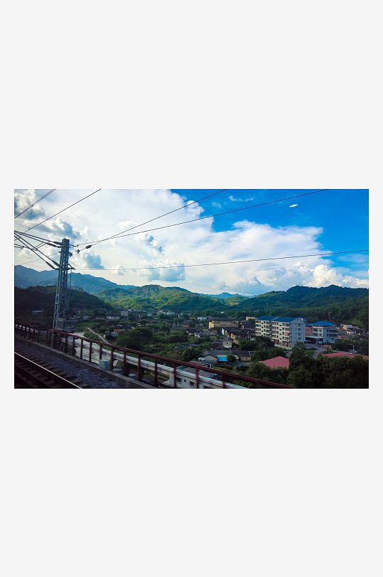 火车黄外蓝天白云风景摄影图