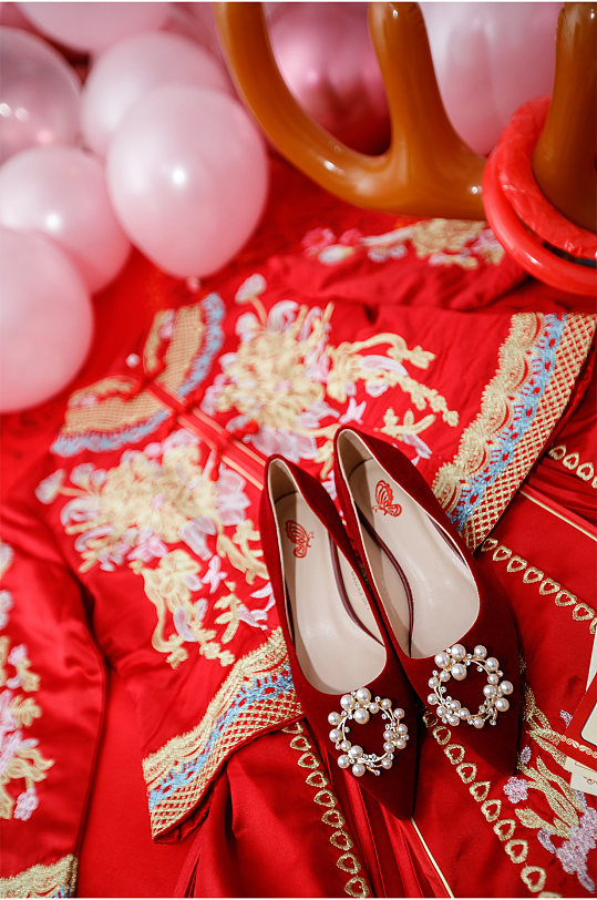 新娘红色高跟鞋秀禾服