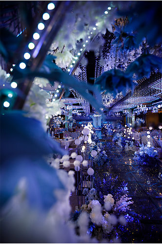 蓝色婚礼现场花艺装饰照片